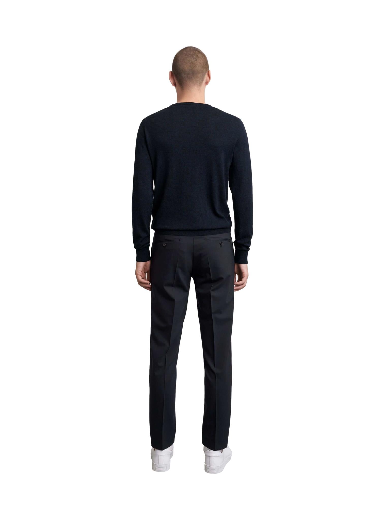 Mørkeblå Tiger of Sweden Tordon Angelico dressbukse i elegant stoff, vises på modell med klassisk passform.